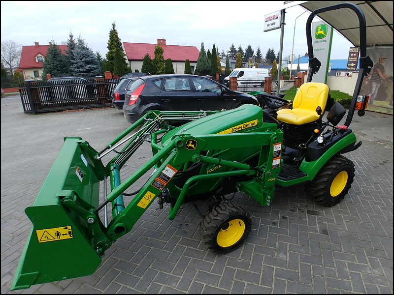 Ciągnik kompaktowy John Deere 1026R + ładowacz