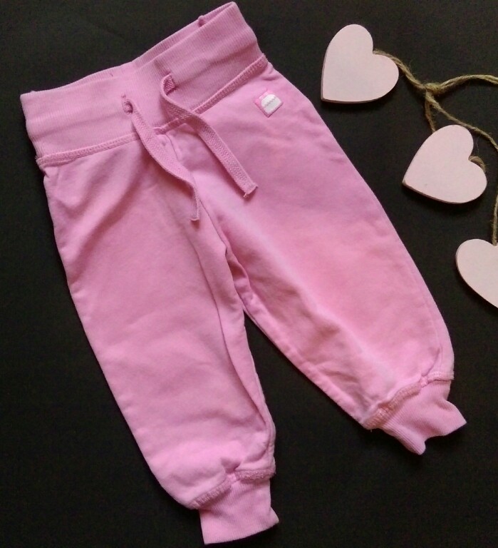 Różowe spodnie dresowe rozmiar 74