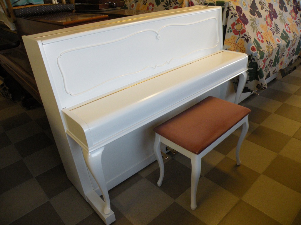 == Pianino Calisia , białe stan idealny  ==