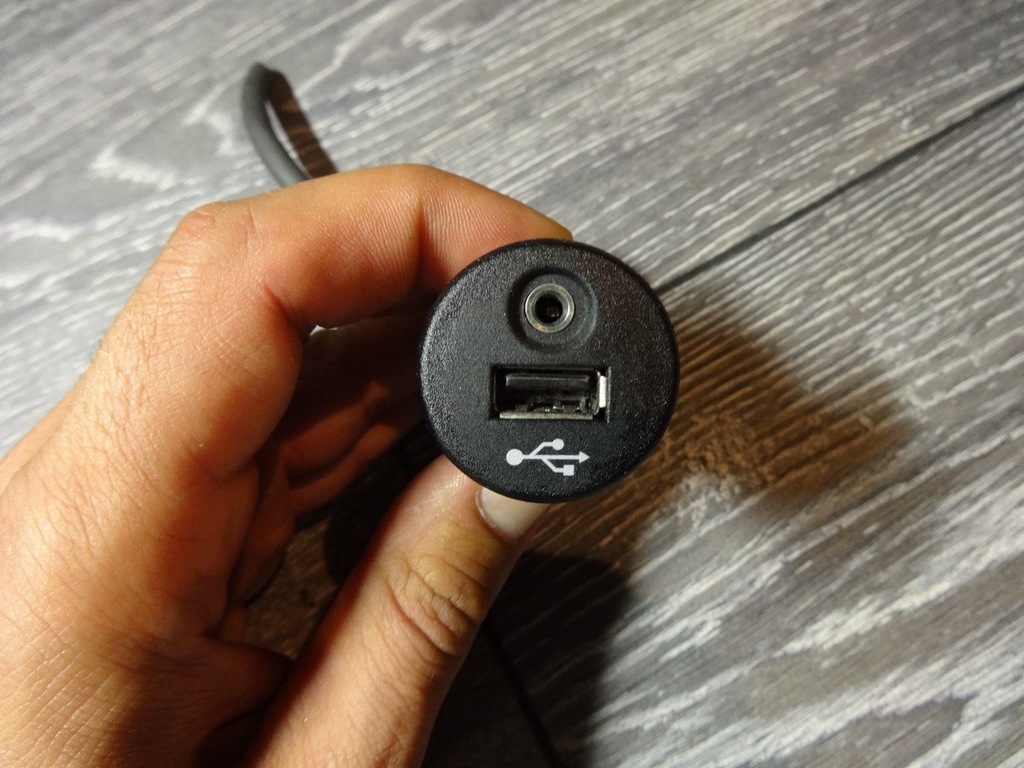 Przełącznik gniazdo wejście aux in Usb Nissan Juke 6534879133