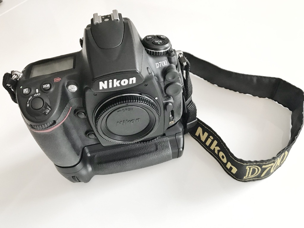Nikon D700 + Grip MB-D10 + 2 baterie i CF 16GB !