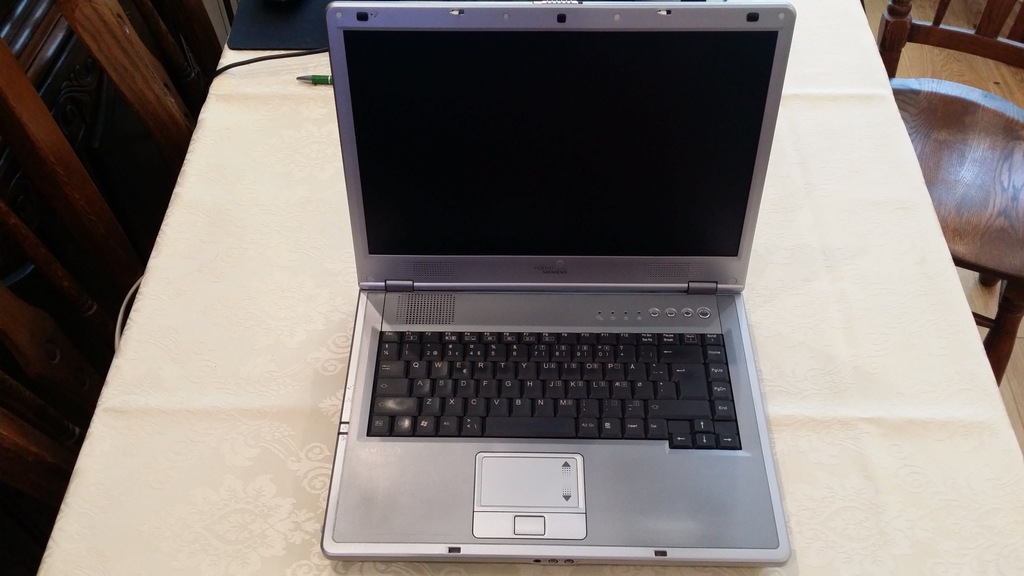 Retro laptop do gier Fujitsu Siemens Amilo A1630
