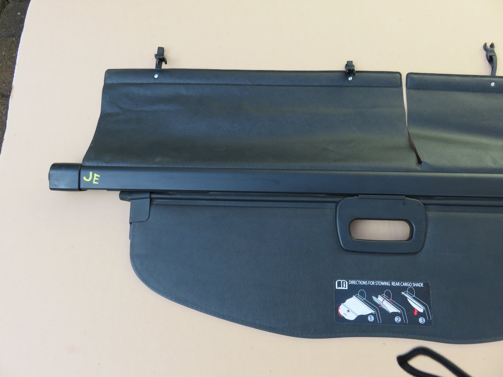 Jepp Cherokee 5 od 2014 czarna roleta bagażnika