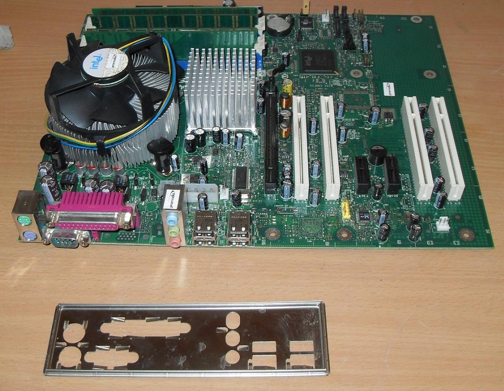 INTEL D915PGN + PENTIUM 4 3,06 GHz + 1,28 GB