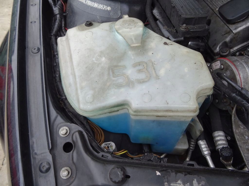 BMW E46 sedan zbiornik płynu spryskiwaczy
