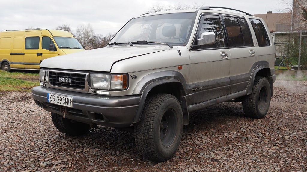 Isuzu Trooper 3.2 V6 z LPG i pługiem do sniegu