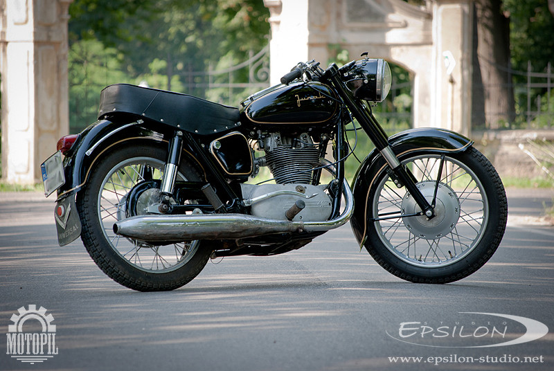 zabytkowy motocykl Junak M07 M010