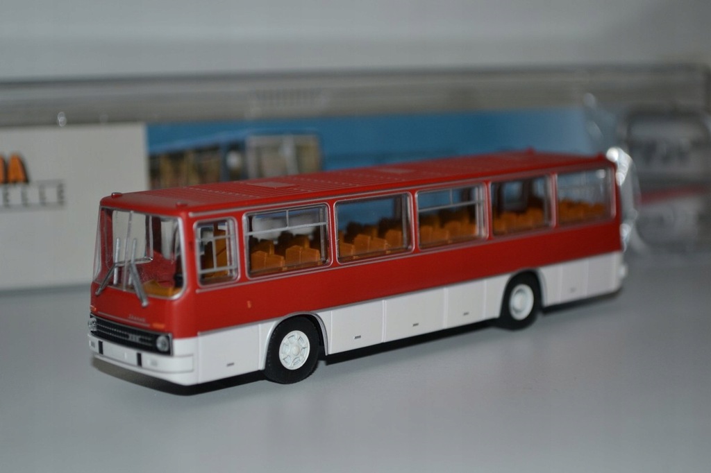 Autobus MPK z PRL - u Ikarus 255 H0 1:87