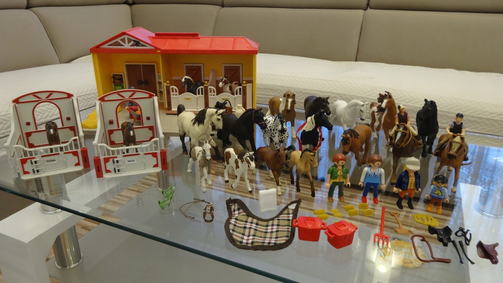Konie Schleich zestaw + stajnia Playmobil