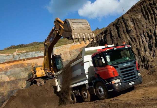 Wynajem koparki gąsienicowej Komatsu PC210. Wykopy