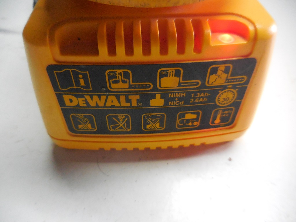ŁADOWARKA DEWALT DE 9130 7,2-18V