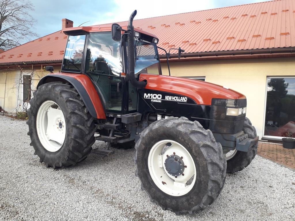 Ciągnik rolniczy New Holland M100