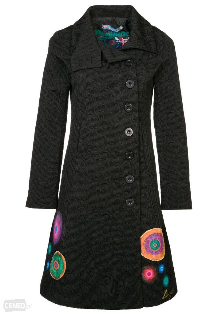 Czarny płaszcz z kolorowymi kółkami