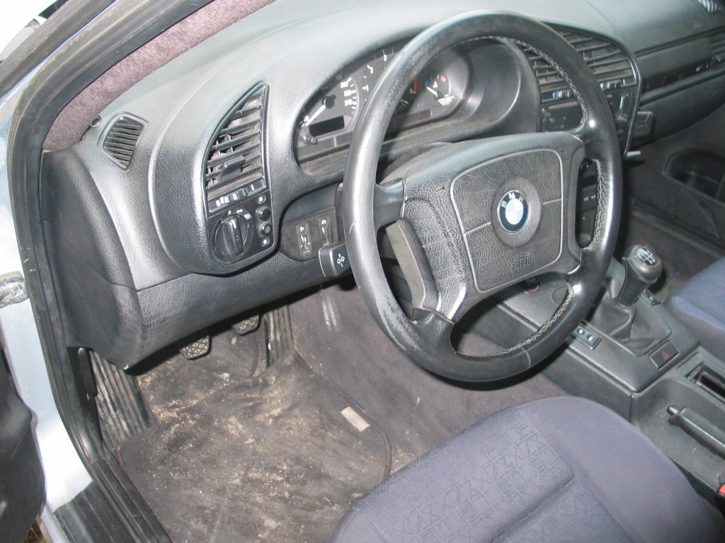 Deska rozdzielcza konsola kokpit BMW E36 sedan kom