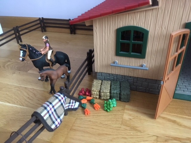 Schleich Stajnia Duża 42103 Farm Life -