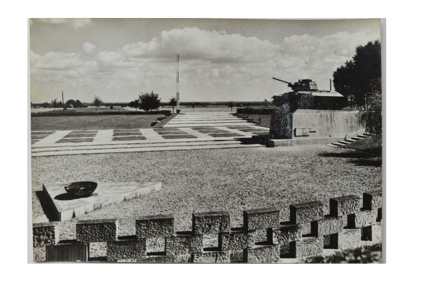 STUDZIANKI - CZOŁG WETERAN,MAUZOLEUM