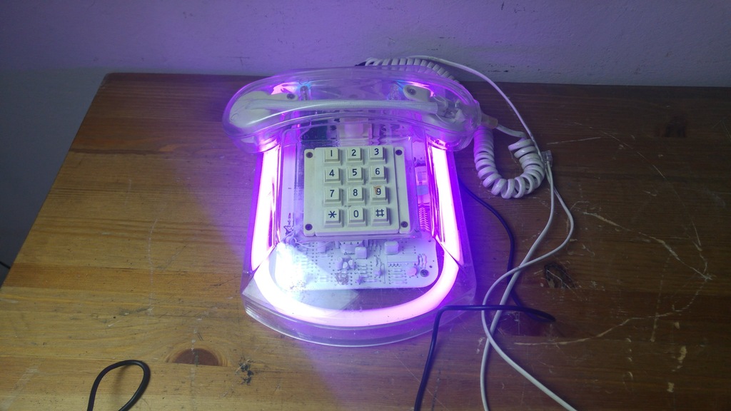 świecący przeźroczysty telefon stacjonarny