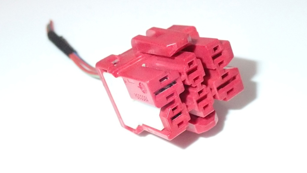 KOSTKA WTYCZKA ZŁĄCZE CZERWONA AUDI Q7 8D0937731B