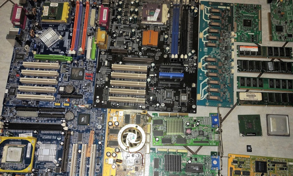 Złom elektroniczny, elektrośmieci, telefony
