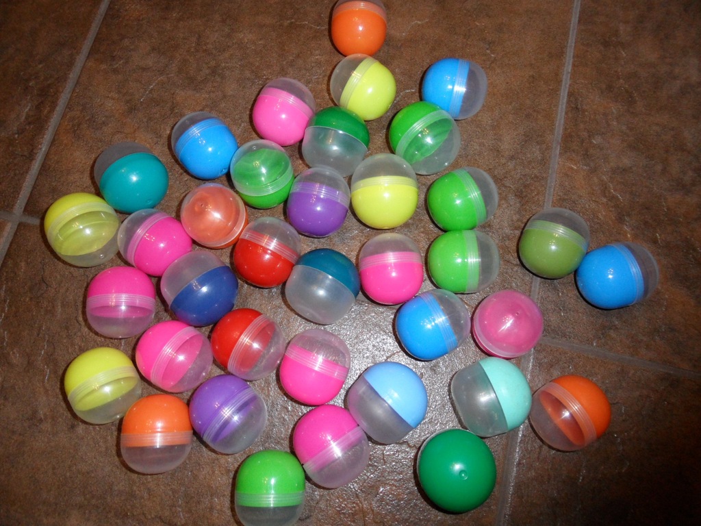 PUDEŁKA KULE PLASTIKOWE 5 CM OTWIERANE KOMPLET 37
