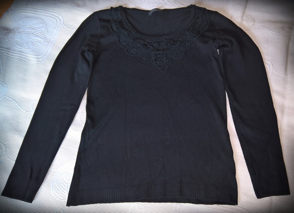 Czarny sweterek z ozdobnym przodem
