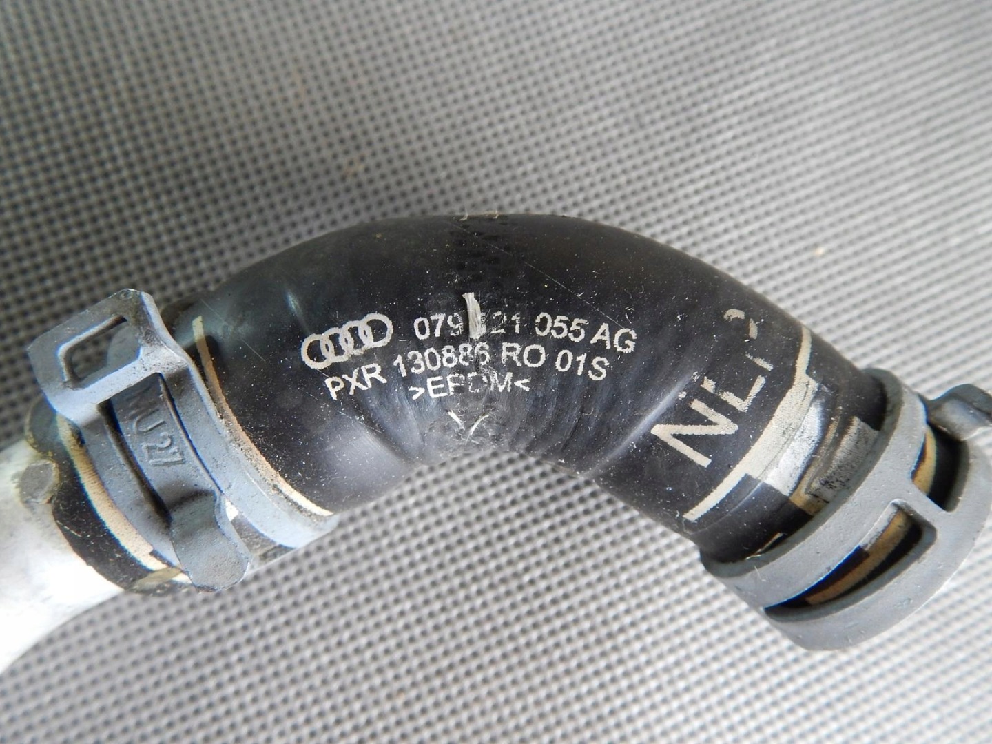 AUDI A8 L cijev vode 079121070CL