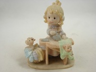 FIGURKA DZIEWCZYNKA Z PIESKAMI 12 CM