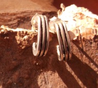 Kolczyki sztyfty srebro paski litera C stare