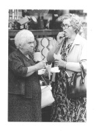 Pocztówka - Dwie kobiety, wyprzedaż i frytki z rożka ...