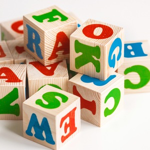 Drewniane klocki z puzzlami litery i cyfry Kubix - edukacyjna zabawa dla  dzieci 5+