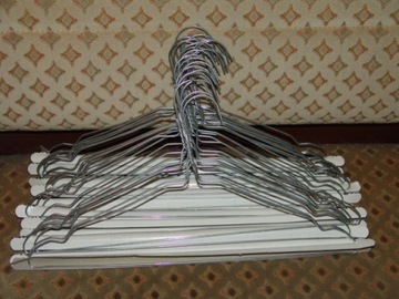 Wieszaki ubraniowe jednorazowe metal - 25 szt. !