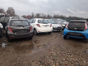 Передний бампер Toyota Yaris III 2012 в сборе