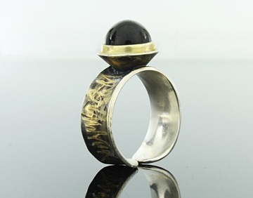 Srebrny,rodowany pierścionek 925- z bursztynem