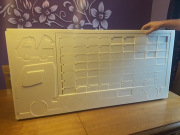 Грузовик с названием на игрушечных машинках и рессорах