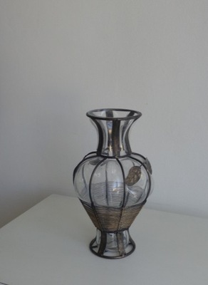 wazon okuty w metalu szklo artystyczne