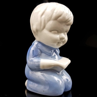 ŚLICZNA FIGURKA MODLĄCY SIĘ CHŁOPCZYK