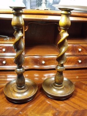 Dwa drewniane barokowe świeczniki