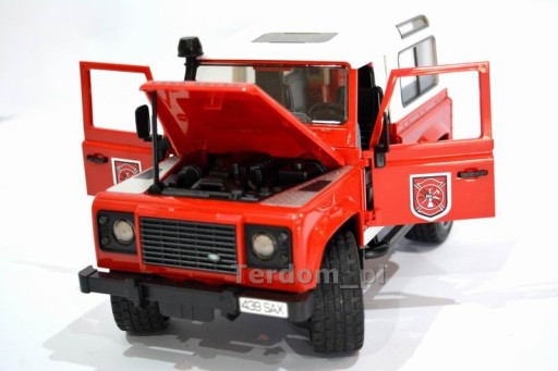 BRUDER 02596 Пожарная служба Land Rover Defender SOUND Пожарный с аксессуарами