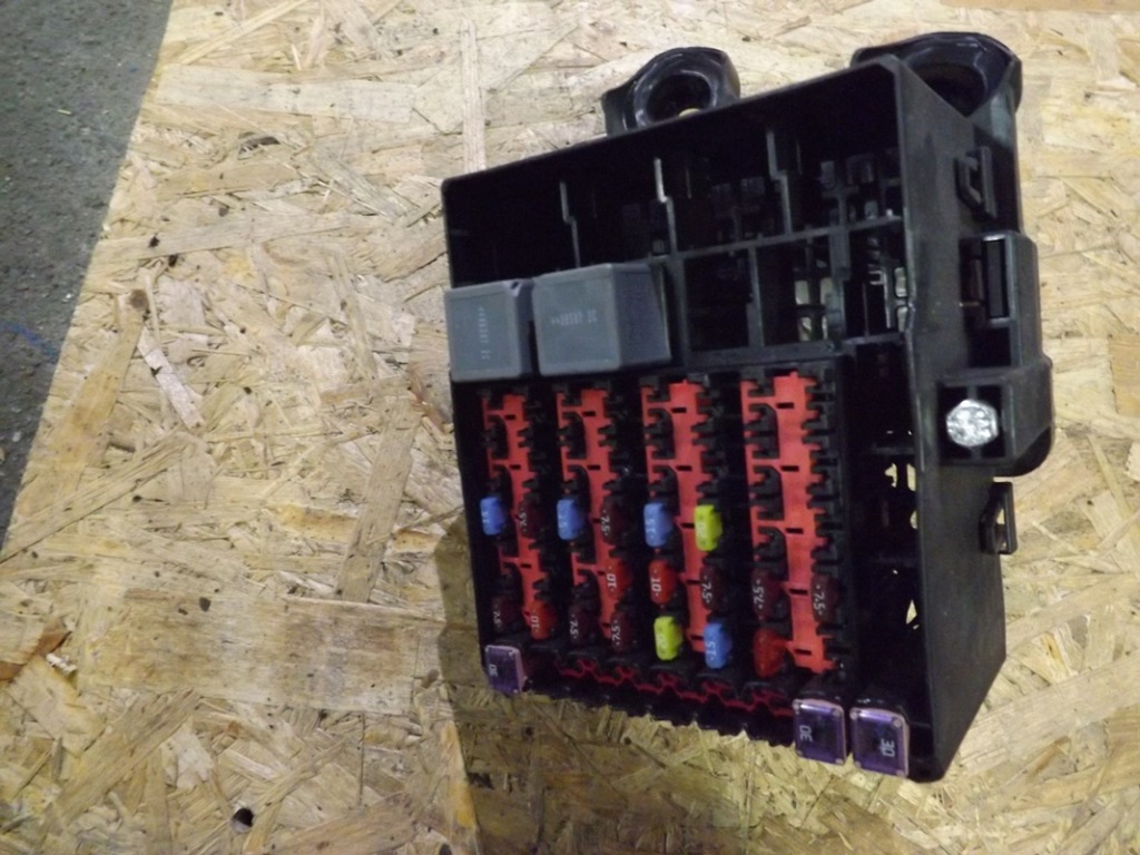 Купити Коробка запобіжників fiesta mk7 8v5t-14a005-dkd