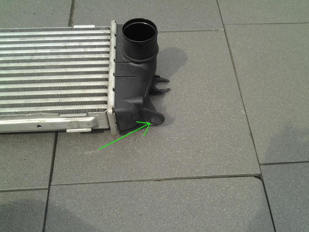 Renault trafic vivaro радиатор интеркулер 2010- Оригинал