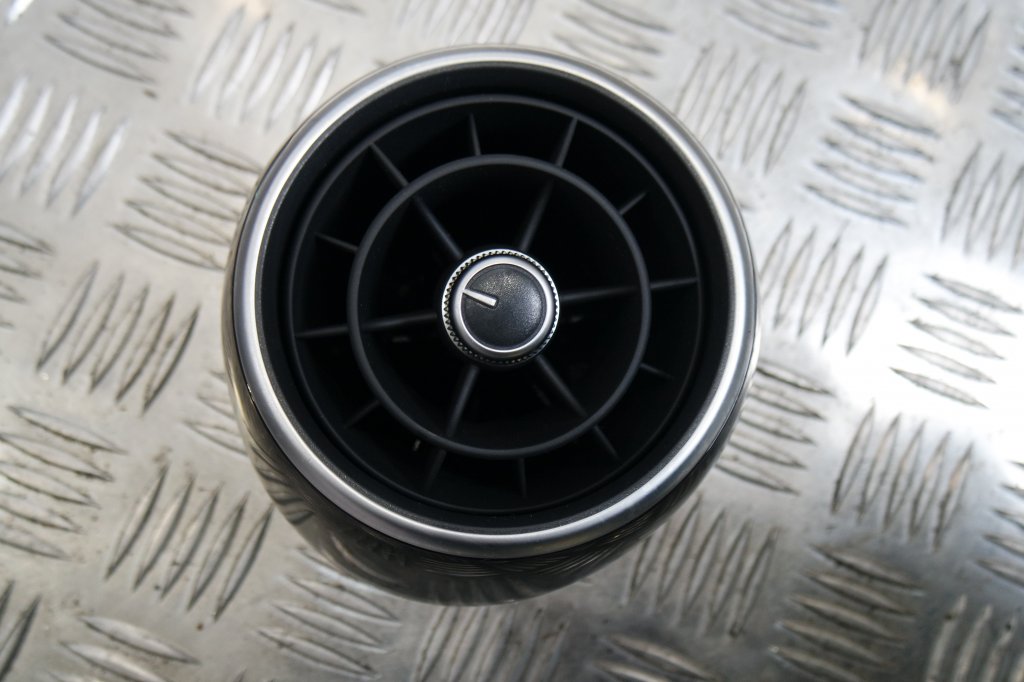 фото №1, Решётка обдув вентиляции audi a1 s1 8x1820951