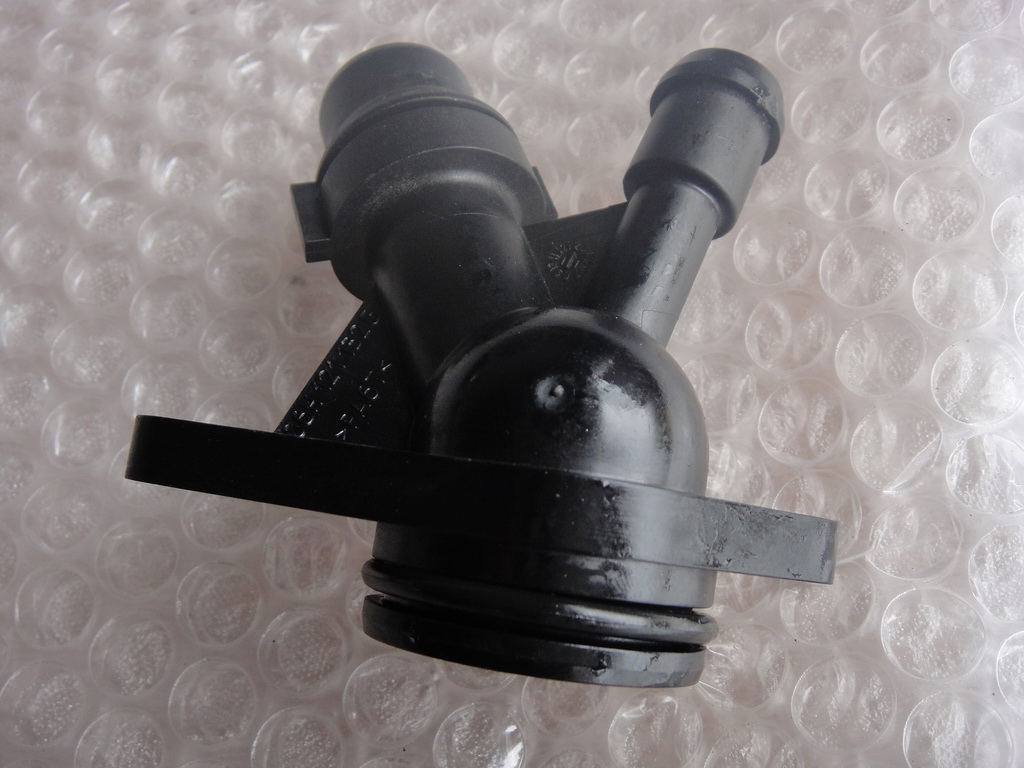 фото №1, Audi q3 2.0tfsi патрубок wody 06h121132g