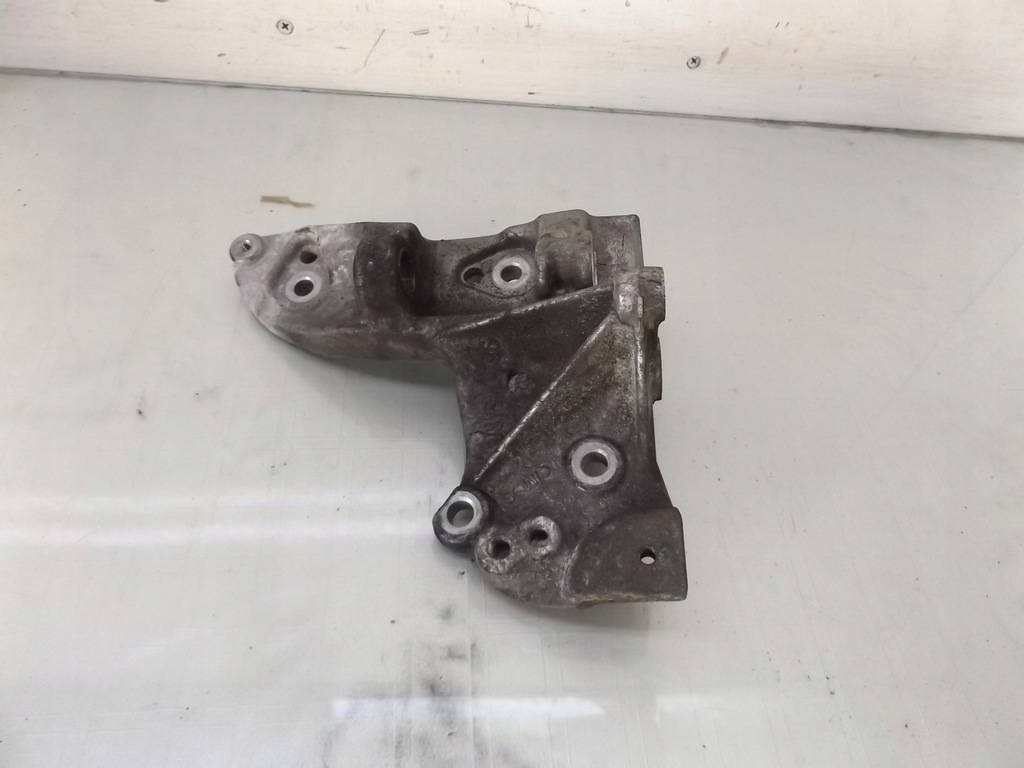 фото №1, Mazda 2 ii 1,4d кронштейн генератора