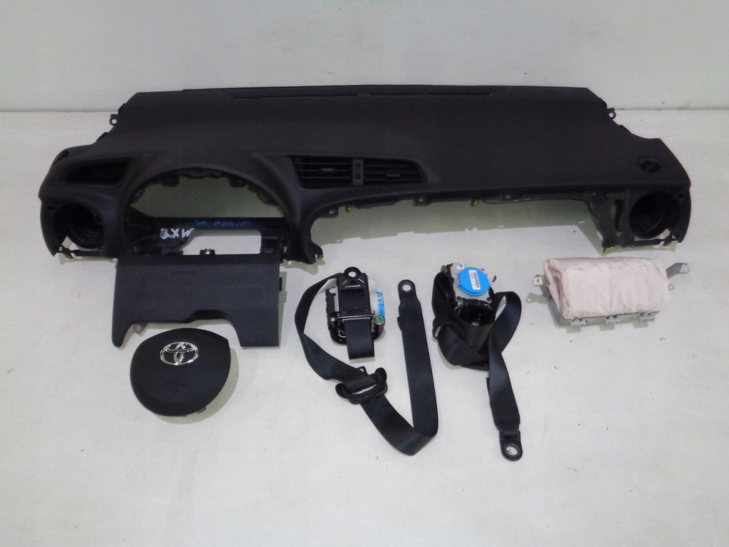 фото №1, Toyota yaris iii приборная панель консоль ремни подушка безопасности