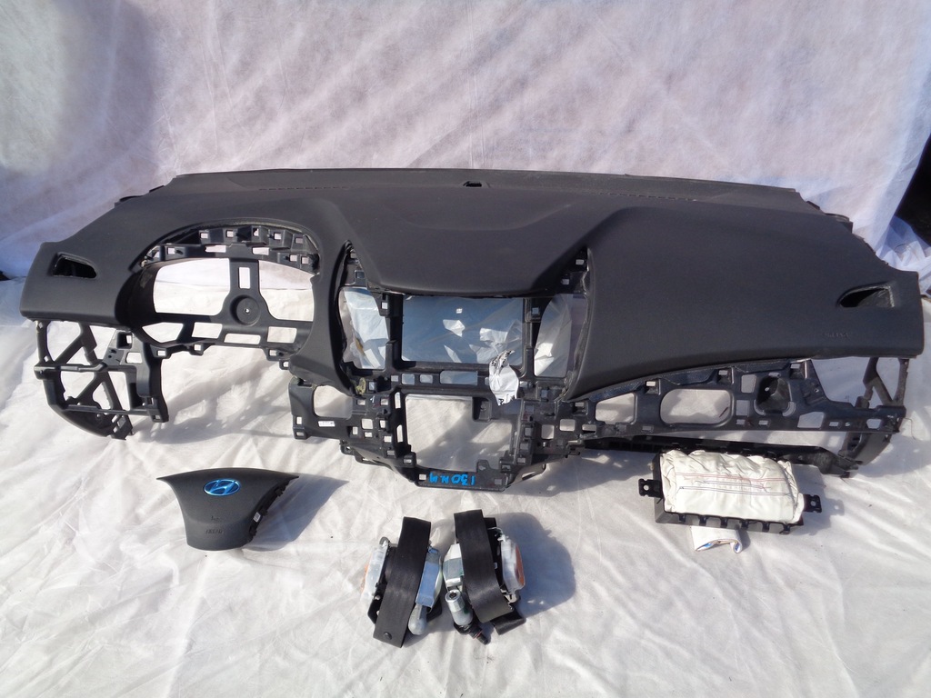 фото №1, Hyundai i30 панель приладів консоль подушка безпеки ремені комплект